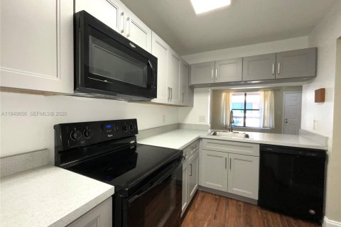 Снять в аренду кондоминиум в Санрайз, Флорида 2 спальни, 70.61м2, № 2005576 - фото 4