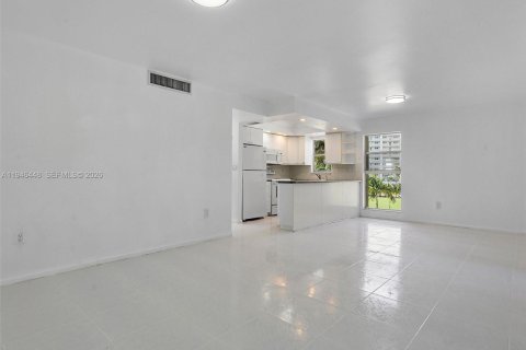 Copropriété à louer à Sunny Isles Beach, Floride: 2 chambres, 92.53 m2 № 2002774 - photo 17