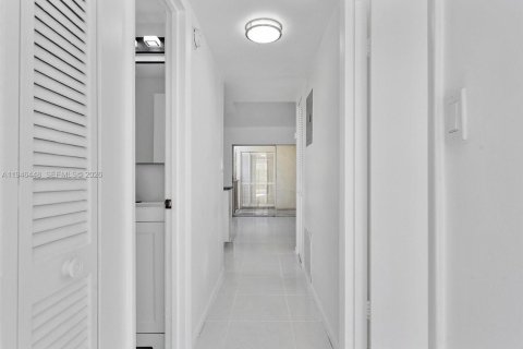 Condo in Sunny Isles Beach, Florida, 2 bedrooms  № 2002774 - photo 14