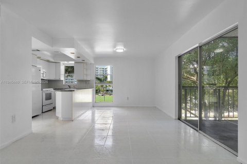 Copropriété à louer à Sunny Isles Beach, Floride: 2 chambres, 92.53 m2 № 2002774 - photo 1