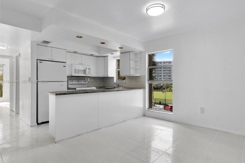 Copropriété à louer à Sunny Isles Beach, Floride: 2 chambres, 92.53 m2 № 2002774 - photo 25