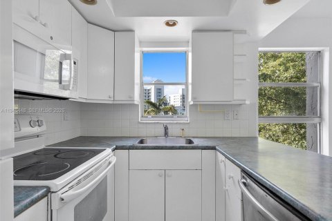 Copropriété à louer à Sunny Isles Beach, Floride: 2 chambres, 92.53 m2 № 2002774 - photo 29