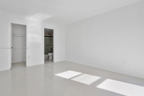 Condo in Sunny Isles Beach, Florida, 2 bedrooms  № 2002774 - photo 9