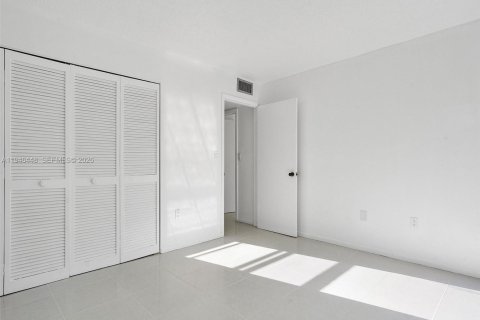 Condo in Sunny Isles Beach, Florida, 2 bedrooms  № 2002774 - photo 13