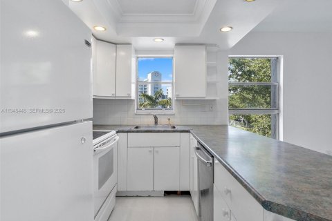 Copropriété à louer à Sunny Isles Beach, Floride: 2 chambres, 92.53 m2 № 2002774 - photo 28