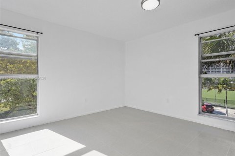 Condo in Sunny Isles Beach, Florida, 2 bedrooms  № 2002774 - photo 12