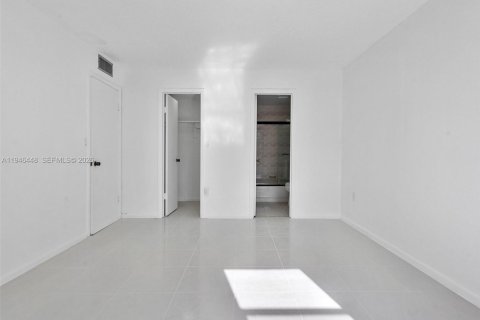 Condo in Sunny Isles Beach, Florida, 2 bedrooms  № 2002774 - photo 8