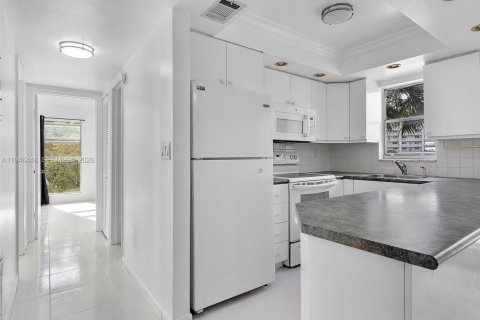 Copropriété à louer à Sunny Isles Beach, Floride: 2 chambres, 92.53 m2 № 2002774 - photo 26