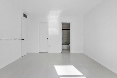Condo in Sunny Isles Beach, Florida, 2 bedrooms  № 2002774 - photo 6