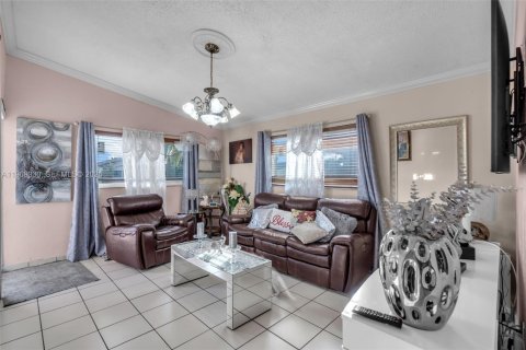 House in Hialeah, Florida 3 bedrooms, 129.88 sq.m. № 2030588 - photo 5