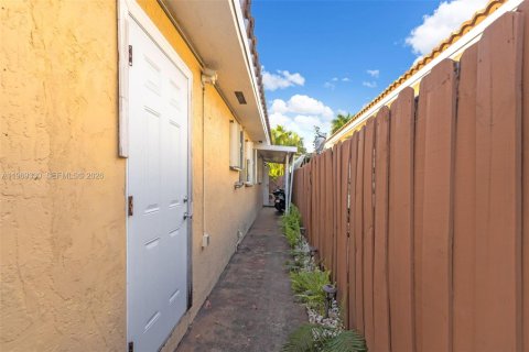 House in Hialeah, Florida 3 bedrooms, 129.88 sq.m. № 2030588 - photo 26