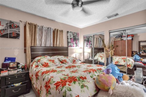House in Hialeah, Florida 3 bedrooms, 129.88 sq.m. № 2030588 - photo 12