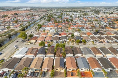 House in Hialeah, Florida 3 bedrooms, 129.88 sq.m. № 2030588 - photo 29