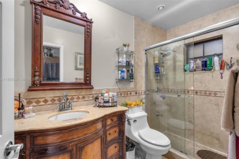 House in Hialeah, Florida 3 bedrooms, 129.88 sq.m. № 2030588 - photo 13