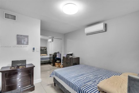 House in Hialeah, Florida 3 bedrooms, 129.88 sq.m. № 2030588 - photo 20