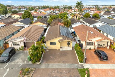 House in Hialeah, Florida 3 bedrooms, 129.88 sq.m. № 2030588 - photo 27