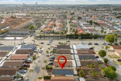 House in Hialeah, Florida 3 bedrooms, 129.88 sq.m. № 2030588 - photo 30