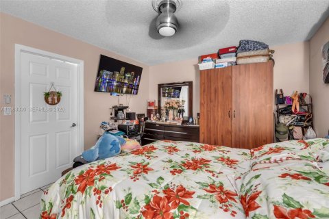 House in Hialeah, Florida 3 bedrooms, 129.88 sq.m. № 2030588 - photo 11