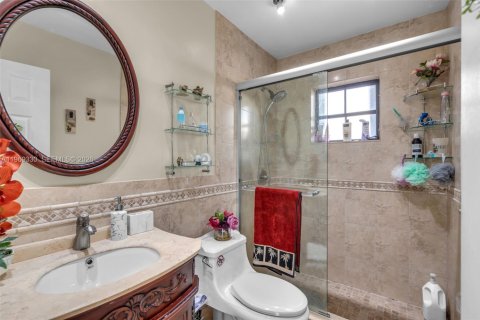 House in Hialeah, Florida 3 bedrooms, 129.88 sq.m. № 2030588 - photo 16