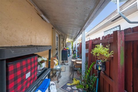 House in Hialeah, Florida 3 bedrooms, 129.88 sq.m. № 2030588 - photo 24