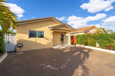 House in Hialeah, Florida 3 bedrooms, 129.88 sq.m. № 2030588 - photo 2