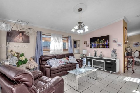 House in Hialeah, Florida 3 bedrooms, 129.88 sq.m. № 2030588 - photo 4