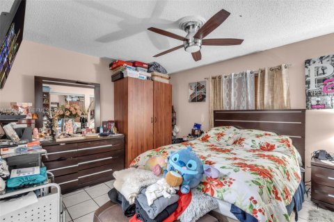 House in Hialeah, Florida 3 bedrooms, 129.88 sq.m. № 2030588 - photo 10