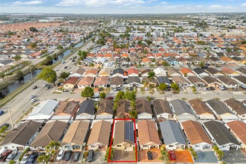 House in Hialeah, Florida 3 bedrooms, 129.88 sq.m. № 2030588 - photo 28