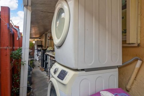 House in Hialeah, Florida 3 bedrooms, 129.88 sq.m. № 2030588 - photo 25