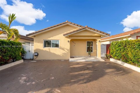 House in Hialeah, Florida 3 bedrooms, 129.88 sq.m. № 2030588
