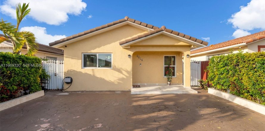 House in Hialeah, Florida 3 bedrooms, 129.88 sq.m. № 2030588