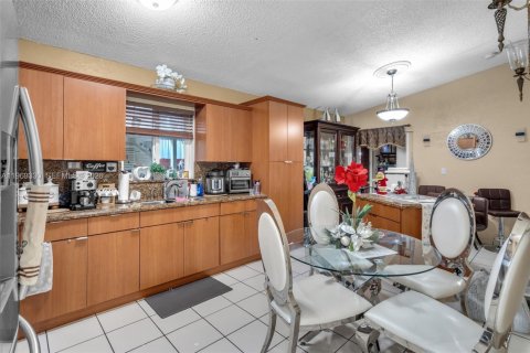 House in Hialeah, Florida 3 bedrooms, 129.88 sq.m. № 2030588 - photo 6