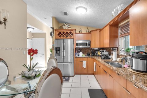 House in Hialeah, Florida 3 bedrooms, 129.88 sq.m. № 2030588 - photo 7