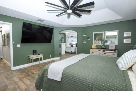 House in Oviedo, Florida 5 bedrooms, 240.9 sq.m. № 2149378 - photo 18