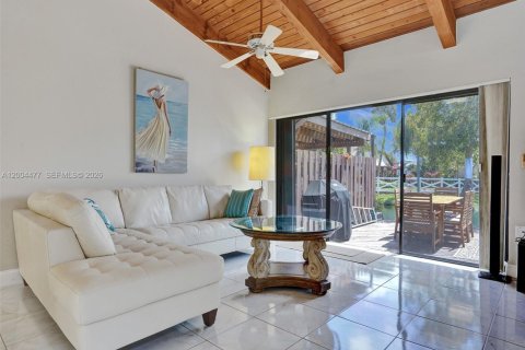 House in Hallandale Beach, Florida 2 bedrooms, 156.08 sq.m. № 2068994 - photo 10