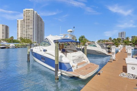 House in Hallandale Beach, Florida 2 bedrooms, 156.08 sq.m. № 2068994 - photo 4