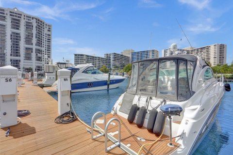 House in Hallandale Beach, Florida 2 bedrooms, 156.08 sq.m. № 2068994 - photo 5