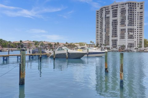 House in Hallandale Beach, Florida 2 bedrooms, 156.08 sq.m. № 2068994 - photo 7