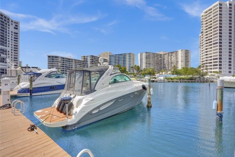 House in Hallandale Beach, Florida 2 bedrooms, 156.08 sq.m. № 2068994 - photo 3