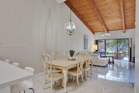 House in Hallandale Beach, Florida 2 bedrooms, 156.08 sq.m. № 2068994 - photo 16