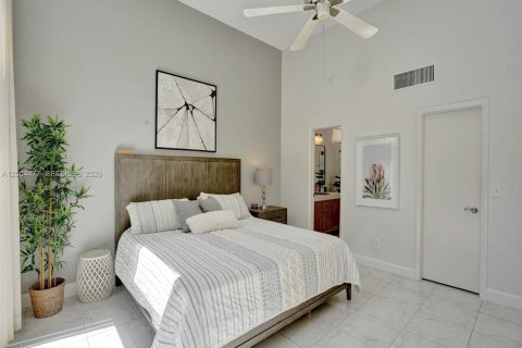 House in Hallandale Beach, Florida 2 bedrooms, 156.08 sq.m. № 2068994 - photo 23