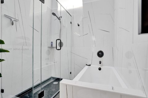 House in Hallandale Beach, Florida 2 bedrooms, 156.08 sq.m. № 2068994 - photo 26