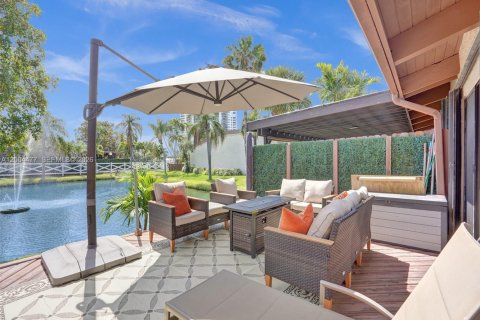 House in Hallandale Beach, Florida 2 bedrooms, 156.08 sq.m. № 2068994 - photo 8