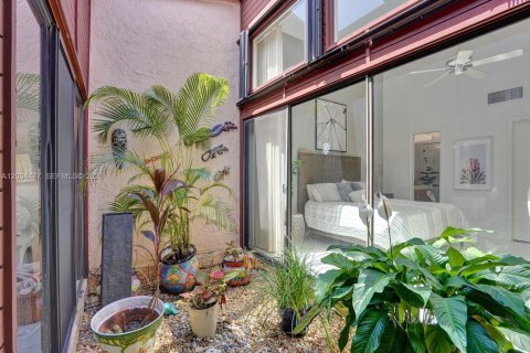 House in Hallandale Beach, Florida 2 bedrooms, 156.08 sq.m. № 2068994 - photo 21