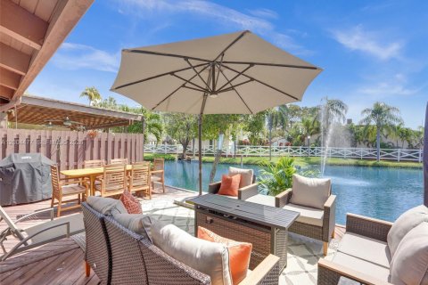 House in Hallandale Beach, Florida 2 bedrooms, 156.08 sq.m. № 2068994 - photo 9