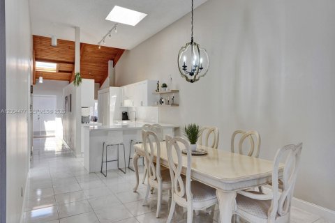 House in Hallandale Beach, Florida 2 bedrooms, 156.08 sq.m. № 2068994 - photo 12