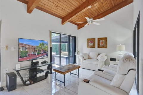 House in Hallandale Beach, Florida 2 bedrooms, 156.08 sq.m. № 2068994 - photo 19