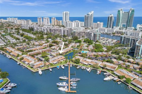 House in Hallandale Beach, Florida 2 bedrooms, 156.08 sq.m. № 2068994