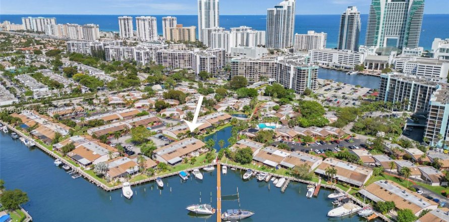 House in Hallandale Beach, Florida 2 bedrooms, 156.08 sq.m. № 2068994