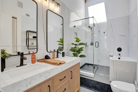 House in Hallandale Beach, Florida 2 bedrooms, 156.08 sq.m. № 2068994 - photo 25